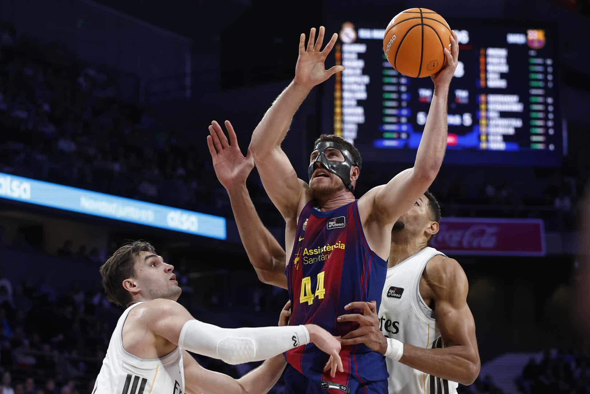 El alero del Barça, Joel Parra (c) trata de anotar ante el Real Madrid durante el partido de la ACB disputado en el Movistar Arena de Madrid. EFE/ Daniel Gonzalez