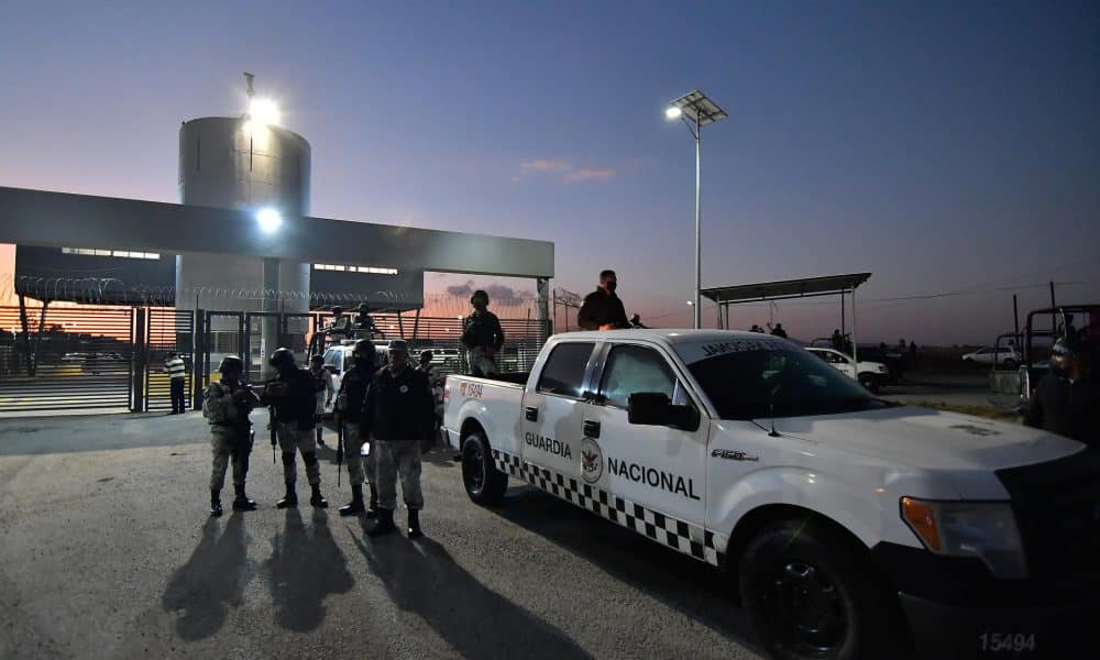 Personal de la Guardia Nacional (GN) resguardan el exterior del penal del Altiplano, en Toluca, Estado de México (México). Imagen de archivo. EFE/Felipe Gutiérrez