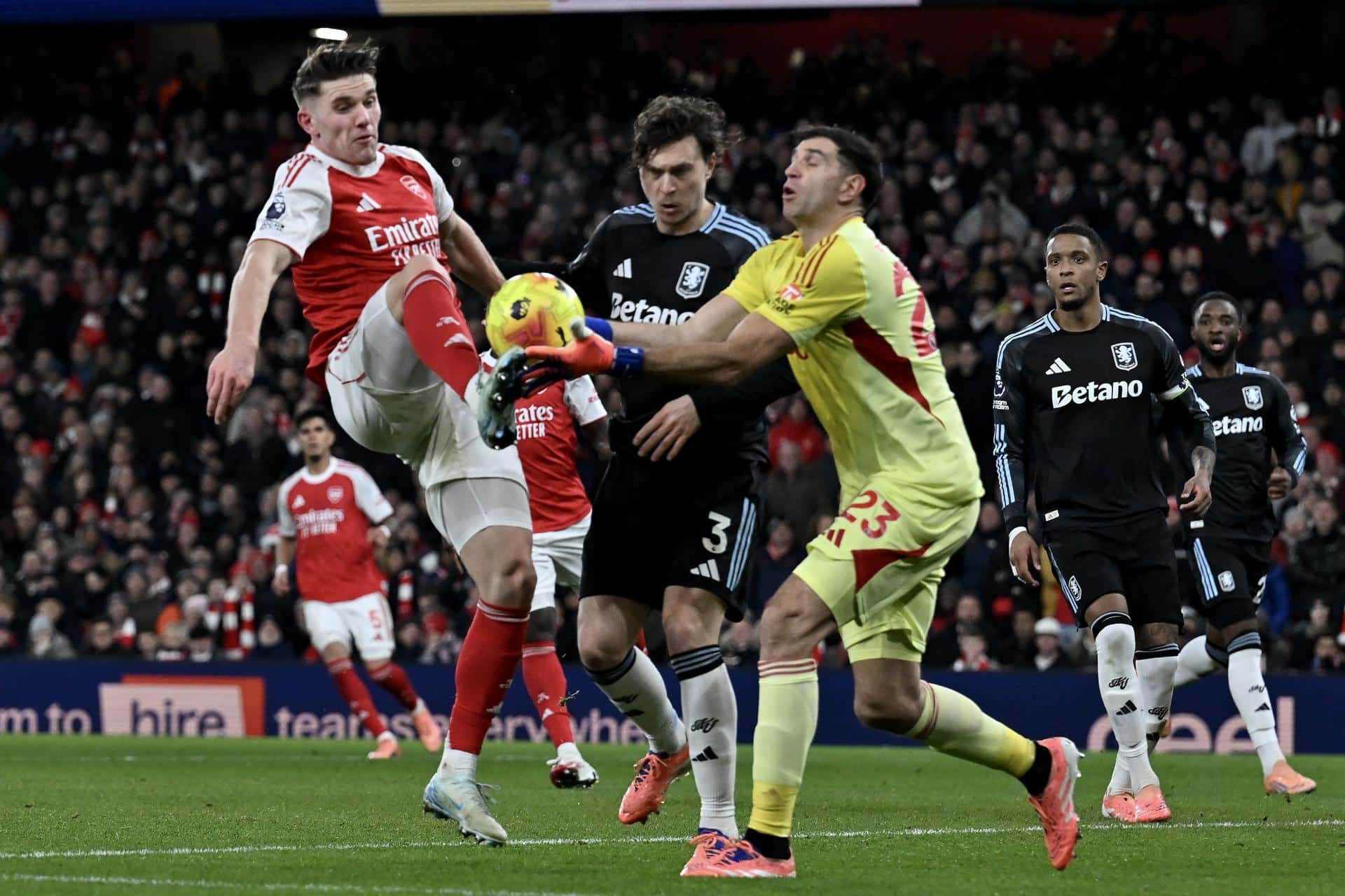 Foto de archivo del portero del Aston Villa Emiliano Martinez. EFE/EPA/VINCE MIGNOTT