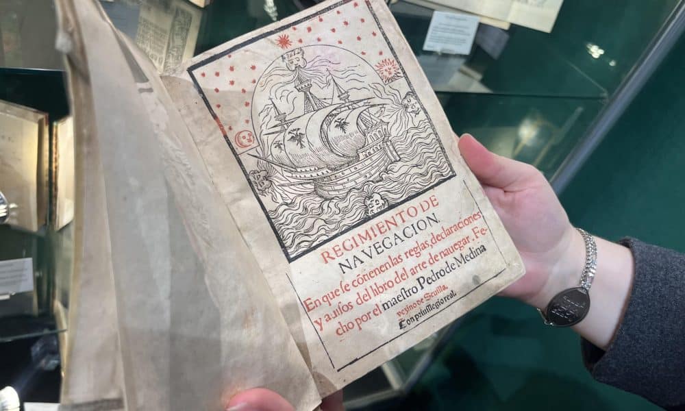 Una persona lee un ejemplar de la primera edición del 'Regimiento de navegación' (1552) del astrónomo renacentista español Pedro de Medina, durante la feria The Winter Show este jueves, en Nueva York (EE.UU). EFE/ Nora Quintanilla