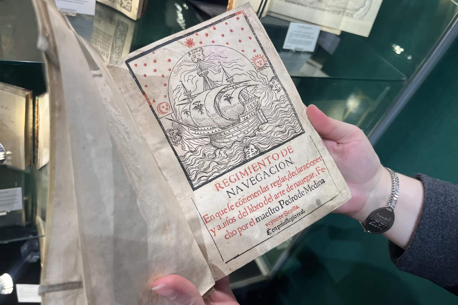 Una persona lee un ejemplar de la primera edición del 'Regimiento de navegación' (1552) del astrónomo renacentista español Pedro de Medina, durante la feria The Winter Show este jueves, en Nueva York (EE.UU). EFE/ Nora Quintanilla