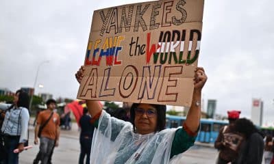 Una persona sostiene un cartel durante una manifestación para exigir la liberación del presidente venezolano, Nicolás Maduro, y para condenar el ataque de Estados Unidos contra el país caribeño, este 5 de enero de 2026 en Brasilia (Brasil). EFE/ Andre Borges