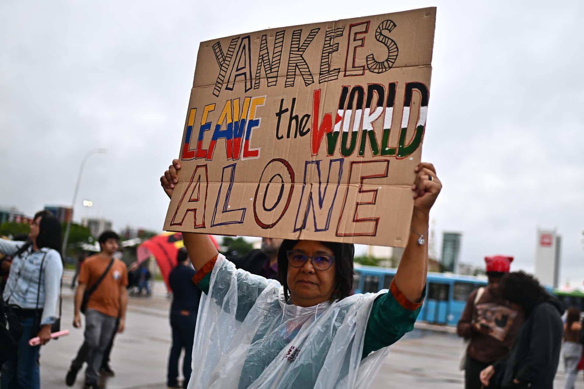 Una persona sostiene un cartel durante una manifestación para exigir la liberación del presidente venezolano, Nicolás Maduro, y para condenar el ataque de Estados Unidos contra el país caribeño, este 5 de enero de 2026 en Brasilia (Brasil). EFE/ Andre Borges