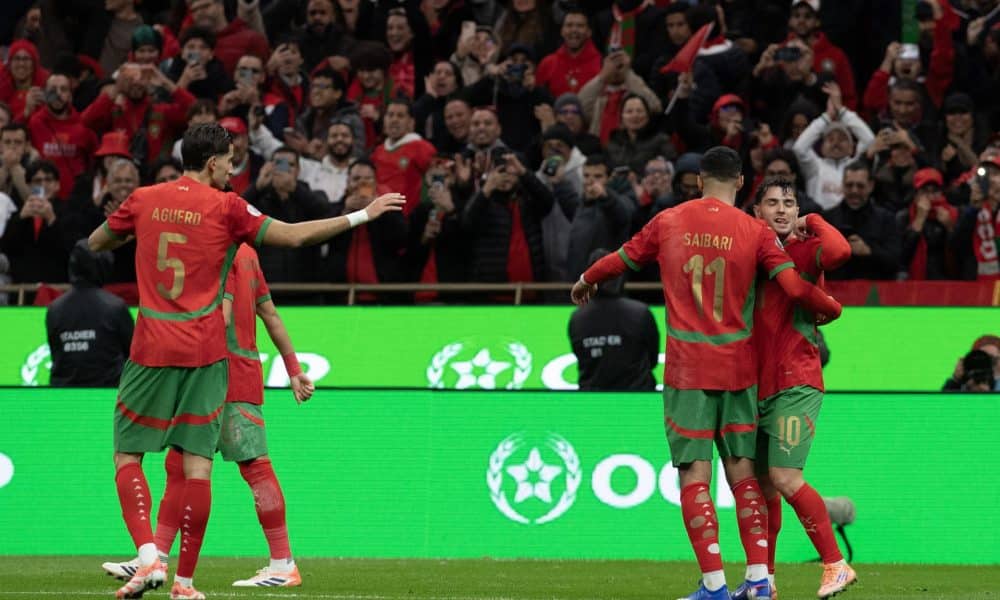 El jugador marroquí Brahim Diaz (D) celebra con sus compañeros tras anotar el 1-0 durante el partido de la fase de grupos de la Copa Africana de Naciones 2025 entre Marruecos y Malí en Rabat, Marruecos. EFE/EPA/JALAL MORCHIDI