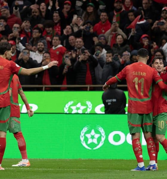 El jugador marroquí Brahim Diaz (D) celebra con sus compañeros tras anotar el 1-0 durante el partido de la fase de grupos de la Copa Africana de Naciones 2025 entre Marruecos y Malí en Rabat, Marruecos. EFE/EPA/JALAL MORCHIDI
