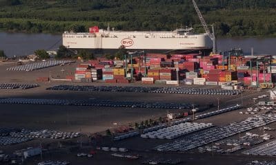 Fotografía aérea que muestra un buque de la automotriz china BYD este 19 de enero de 2026, en el Puerto de Zárate (Argentina). EFE/ STR