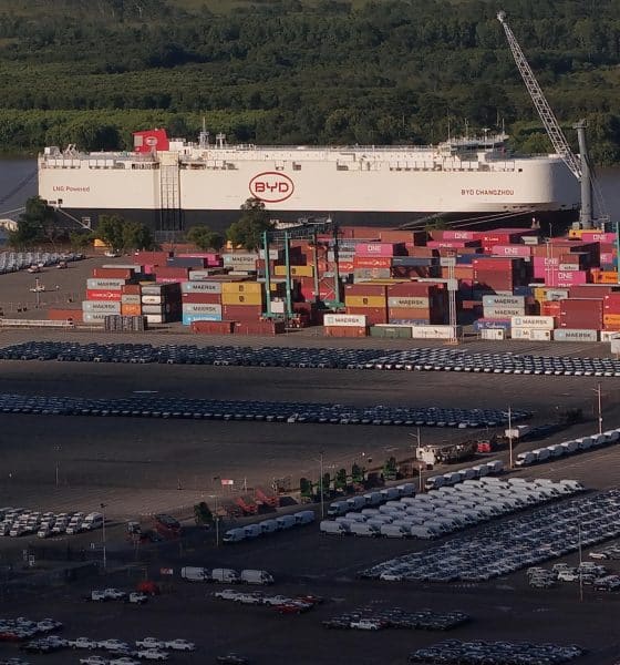Fotografía aérea que muestra un buque de la automotriz china BYD este 19 de enero de 2026, en el Puerto de Zárate (Argentina). EFE/ STR