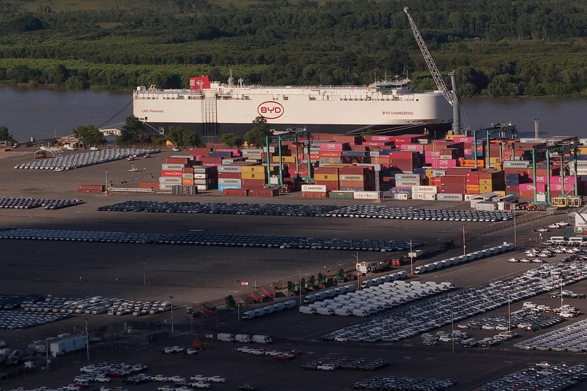 Fotografía aérea que muestra un buque de la automotriz china BYD este 19 de enero de 2026, en el Puerto de Zárate (Argentina). EFE/ STR