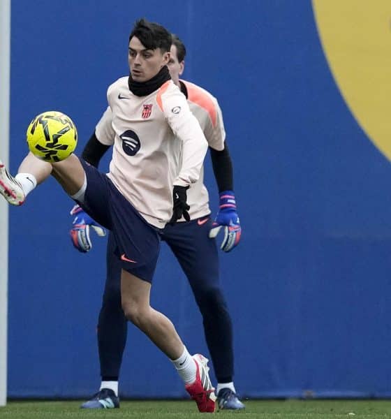 El jugador del FC Barcelona Pedri durante un entrenamiento del primer equipo del FC Barcelona en las instalaciones de la Ciudad Deportiva Joan Gamper. EFE/ Enric Fontcuberta.