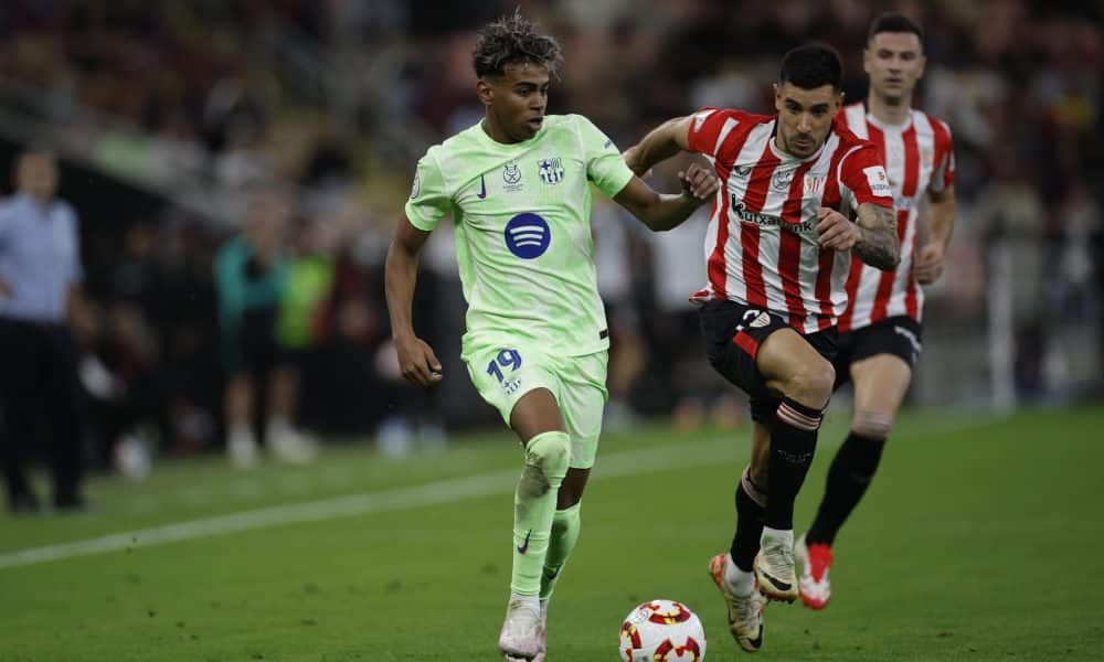 Fotografía de Alberto Estévez, en la que puede verse en una imagen de archivo del 8 de enero de 2025 al delantero del Barcelona Lamine Yamal (i) ante Yuri Berchiche, del Athletic (d), durante la semifinal de la última Supercopa de España. EFE