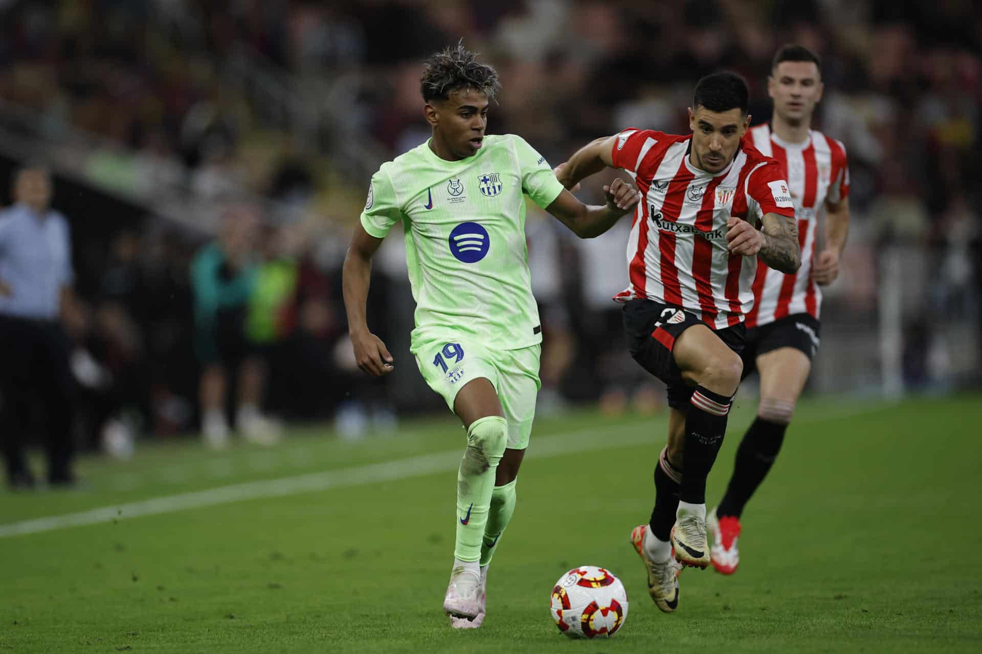 Fotografía de Alberto Estévez, en la que puede verse en una imagen de archivo del 8 de enero de 2025 al delantero del Barcelona Lamine Yamal (i) ante Yuri Berchiche, del Athletic (d), durante la semifinal de la última Supercopa de España. EFE