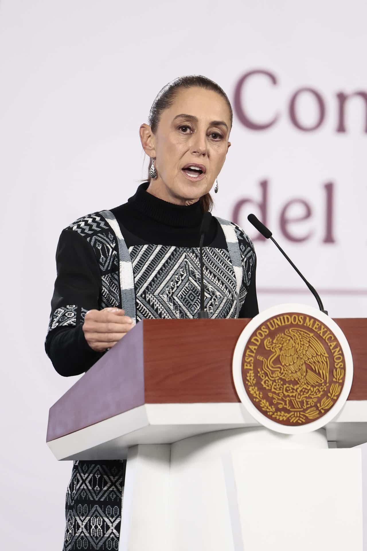 La presidenta de México, Claudia Sheinbaum, participa en una conferencia de prensa este martes, en el Palacio Nacional de Ciudad de México (México). EFE/ José Méndez
