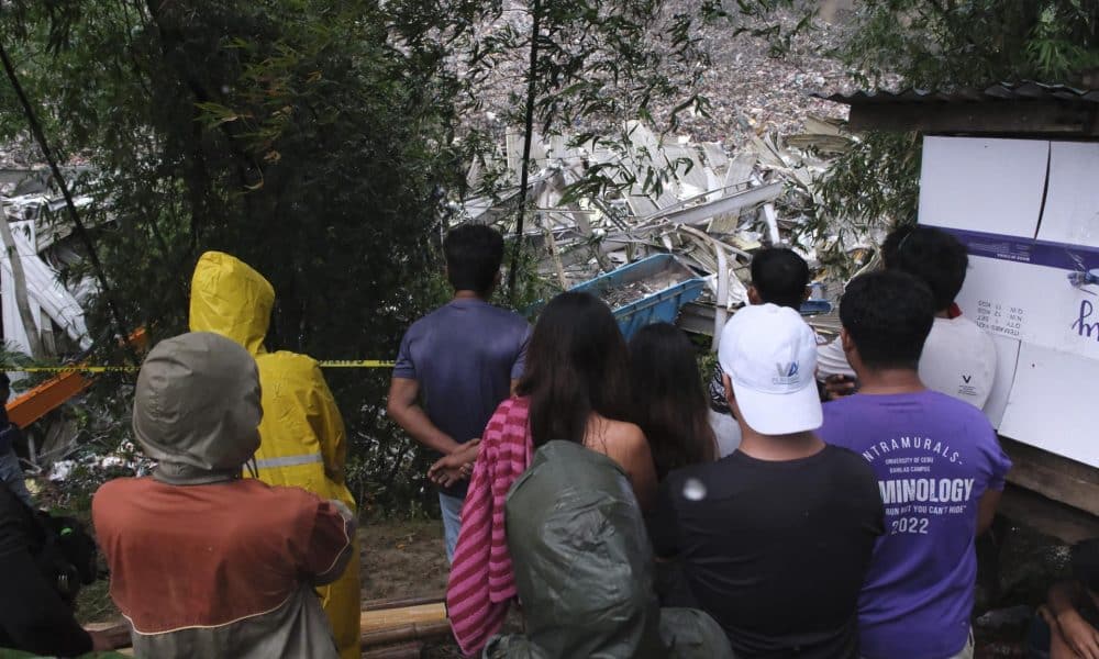 Fotografía de archivo, tomada el 10/01/2026, que muestra a familiares de desaparecidos tras el deslizamiento de tierra en un vertedero de Cebú, en Filipinas. EFE/EPA/JUANITO ESPINOSA