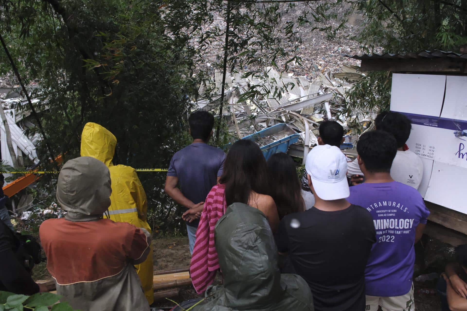 Fotografía de archivo, tomada el 10/01/2026, que muestra a familiares de desaparecidos tras el deslizamiento de tierra en un vertedero de Cebú, en Filipinas. EFE/EPA/JUANITO ESPINOSA