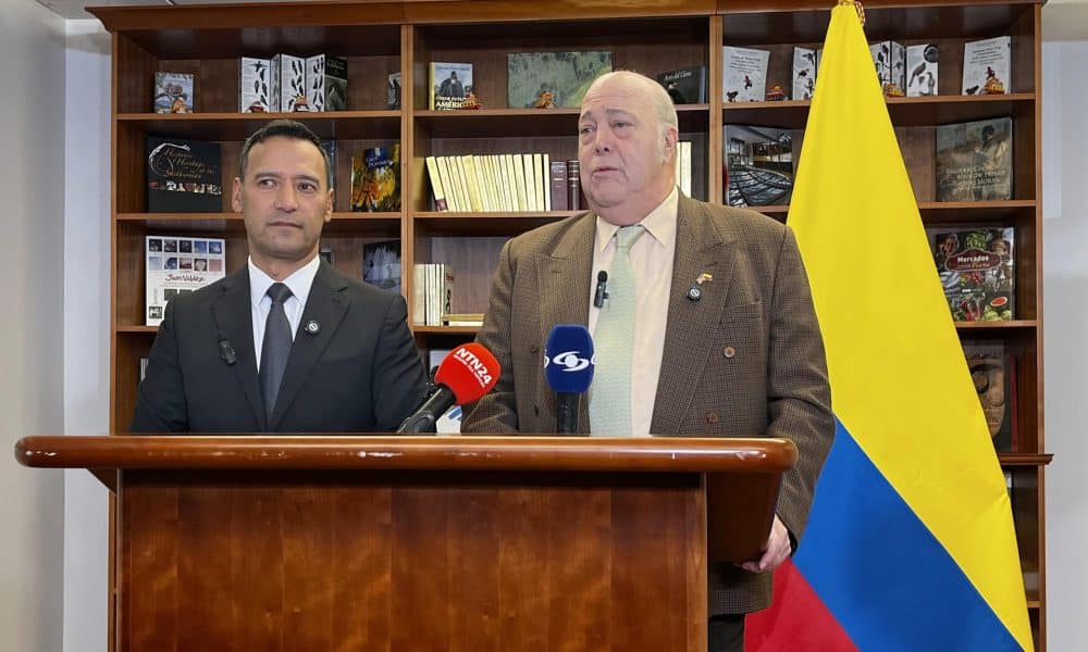 El ministro de Defensa de Colombia, Pedro Sánchez Suárez (i), y el embajador de Colombia en EE.UU., Daniel García Peña, hablan durante una rueda de prensa este miércoles, en Washington (EE.UU.). EFE/ Leonor Trinidad