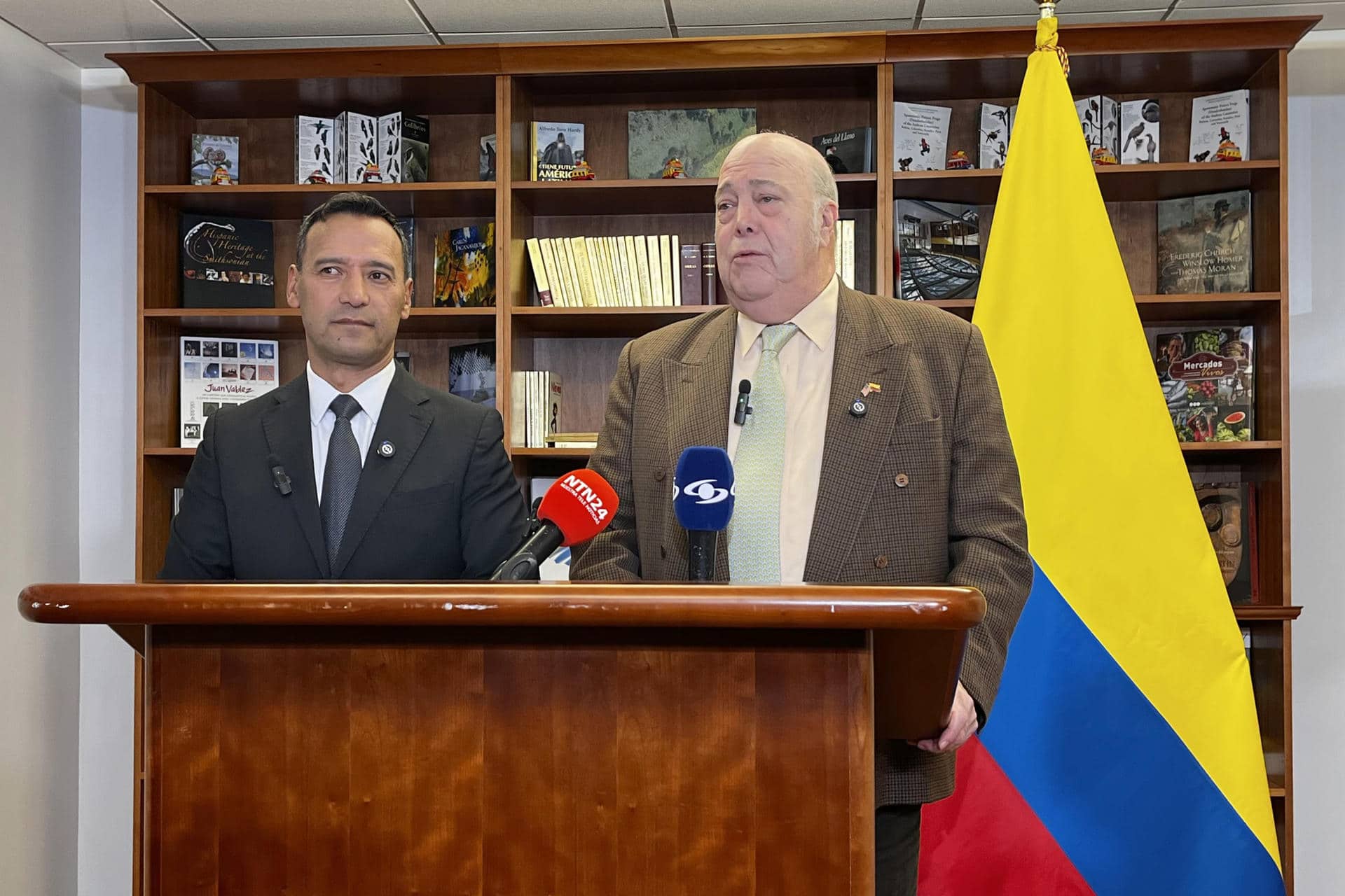 El ministro de Defensa de Colombia, Pedro Sánchez Suárez (i), y el embajador de Colombia en EE.UU., Daniel García Peña, hablan durante una rueda de prensa este miércoles, en Washington (EE.UU.). EFE/ Leonor Trinidad