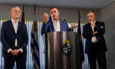 El presidente uruguayo, Yamandú Orsi (d), habla junto al canciller de Uruguay, Mario Lubetkin (i), y el ministro de Economía de Uruguay, Gabriel Oddone, en una rueda de prensa en la Base Aérea Número 1 en Canelones (Uruguay). EFE
