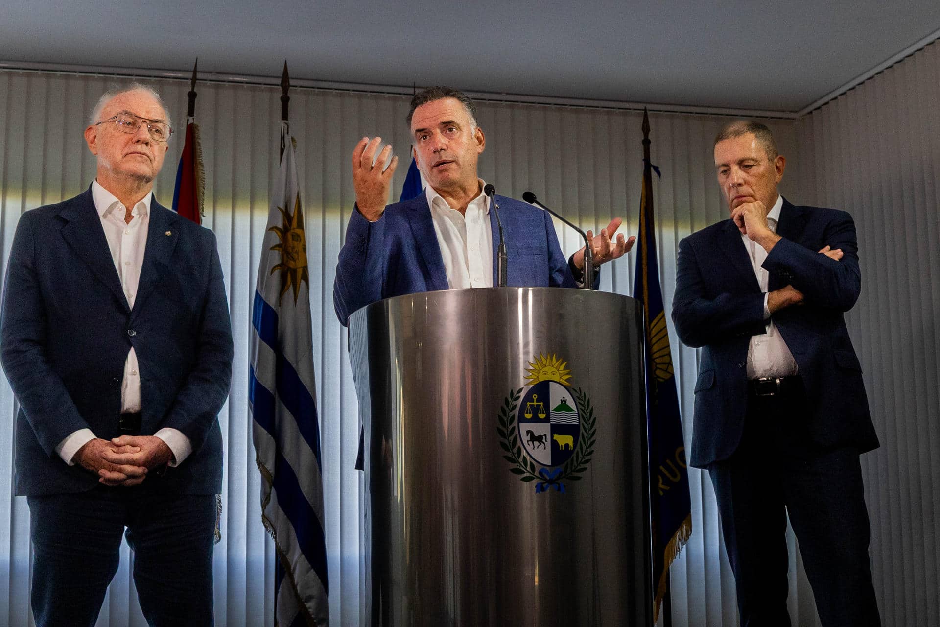 El presidente uruguayo, Yamandú Orsi (d), habla junto al canciller de Uruguay, Mario Lubetkin (i), y el ministro de Economía de Uruguay, Gabriel Oddone, en una rueda de prensa en la Base Aérea Número 1 en Canelones (Uruguay). EFE