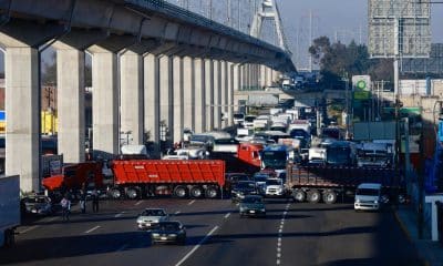 Transportistas del Estado de México bloquearon este martes diversas vías estratégicas que conectan con la capital mexicana para denunciar una presunta red de extorsión integrada por operadores de grúas, depósitos vehiculares y autoridades, y exigir la intervención del Gobierno estatal. Fotografía de archivo. EFE/ Felipe Gutiérrez