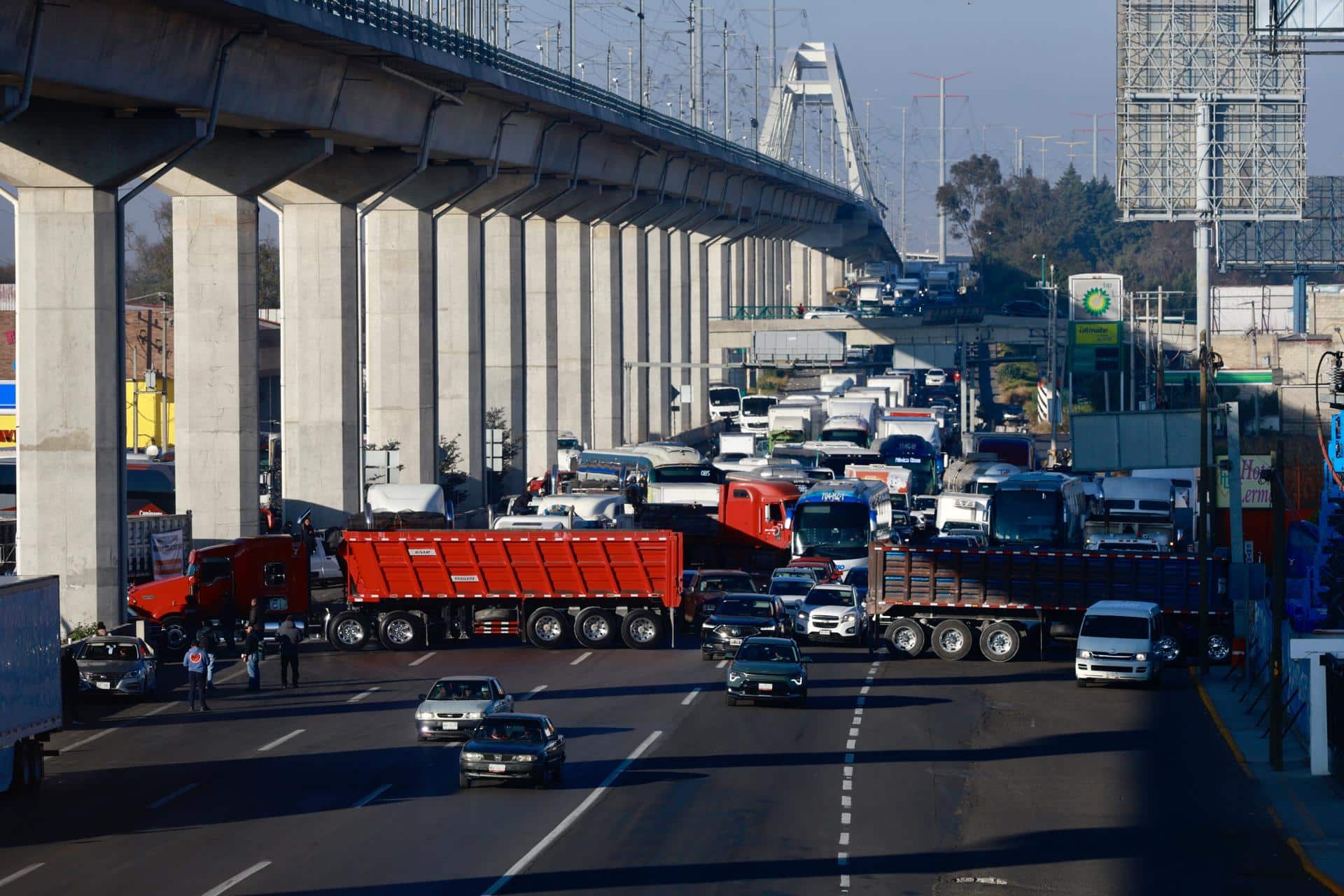 Transportistas del Estado de México bloquearon este martes diversas vías estratégicas que conectan con la capital mexicana para denunciar una presunta red de extorsión integrada por operadores de grúas, depósitos vehiculares y autoridades, y exigir la intervención del Gobierno estatal. Fotografía de archivo. EFE/ Felipe Gutiérrez