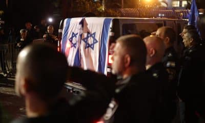 Un convoy de la policía israelí llega al Centro Nacional de Medicina Forense con los restos de Ran Gvili, el último rehén israelí retenido en Gaza, en Tel Aviv, Israel, el 26 de enero de 2026. El ejército israelí declaró que, tras el proceso de identificación realizado por el Centro Nacional de Medicina Forense, el cuerpo del sargento de primera clase Gvili será devuelto para su entierro. Gvili, de 24 años, miembro de las Fuerzas Especiales de la Policía de Israel, cayó en combate el 7 de octubre de 2023 y su cuerpo fue secuestrado y trasladado a la Franja de Gaza. Su recuperación marca el regreso de todos los rehenes de la Franja de Gaza a Israel.
 EFE/EPA/ATEF SAFADI