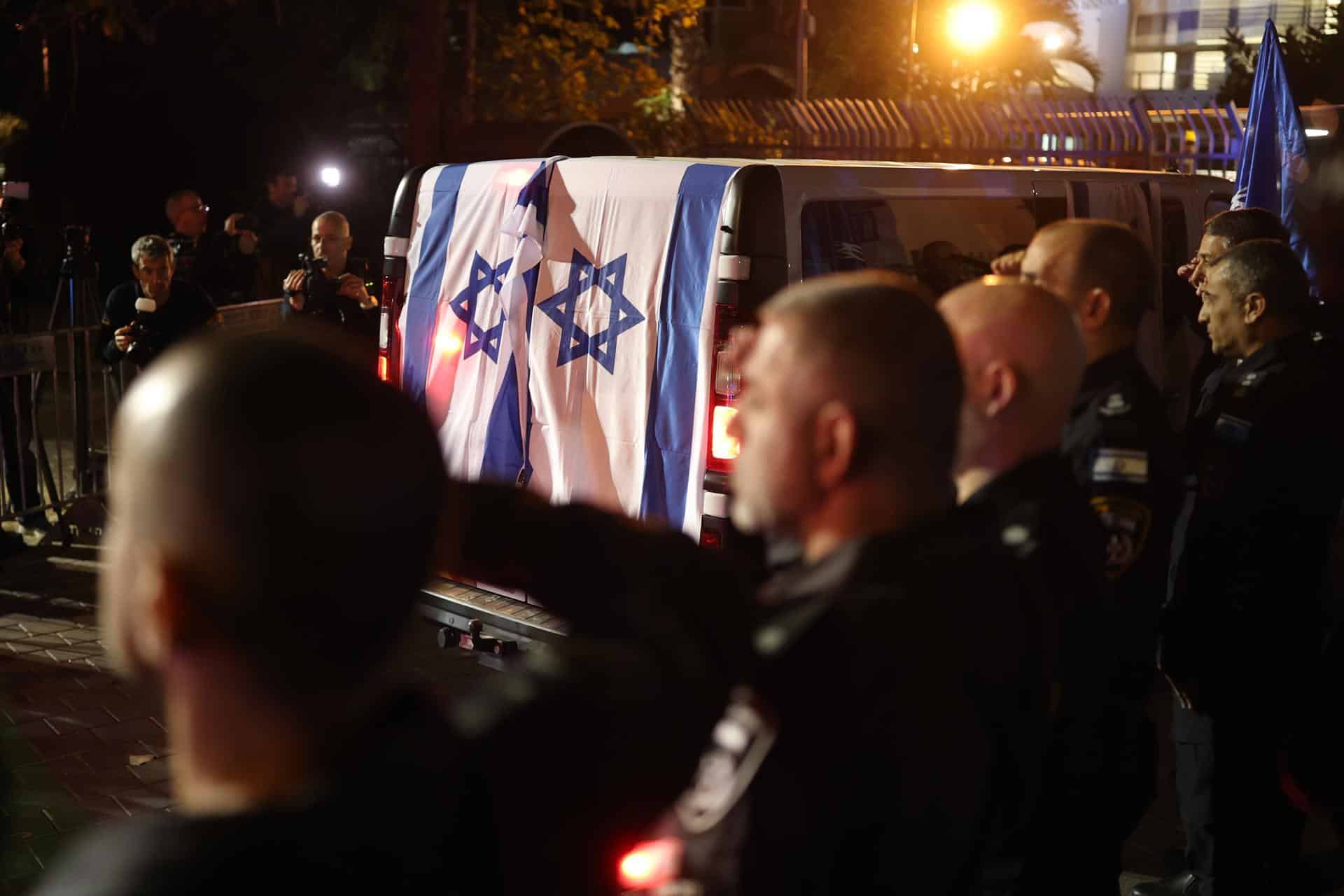 Un convoy de la policía israelí llega al Centro Nacional de Medicina Forense con los restos de Ran Gvili, el último rehén israelí retenido en Gaza, en Tel Aviv, Israel, el 26 de enero de 2026. El ejército israelí declaró que, tras el proceso de identificación realizado por el Centro Nacional de Medicina Forense, el cuerpo del sargento de primera clase Gvili será devuelto para su entierro. Gvili, de 24 años, miembro de las Fuerzas Especiales de la Policía de Israel, cayó en combate el 7 de octubre de 2023 y su cuerpo fue secuestrado y trasladado a la Franja de Gaza. Su recuperación marca el regreso de todos los rehenes de la Franja de Gaza a Israel.
 EFE/EPA/ATEF SAFADI