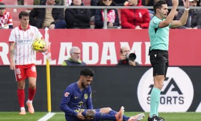 El jugador del Atlético Nico González en el suelo en Girona, en el estadio de Montilivi en foto de archivo de Siu Wu. EFE