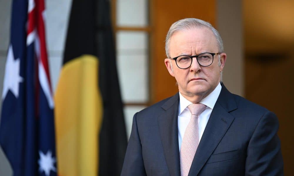 Fotografía de archivo, tomada el 12/01/2026, que muestra al primer ministro de Australia, Anthony Albanese, hablando a periodistas en Camberra. EFE/EPA/LUKAS COCH AUSTRALIA AND NEW ZEALAND OUT