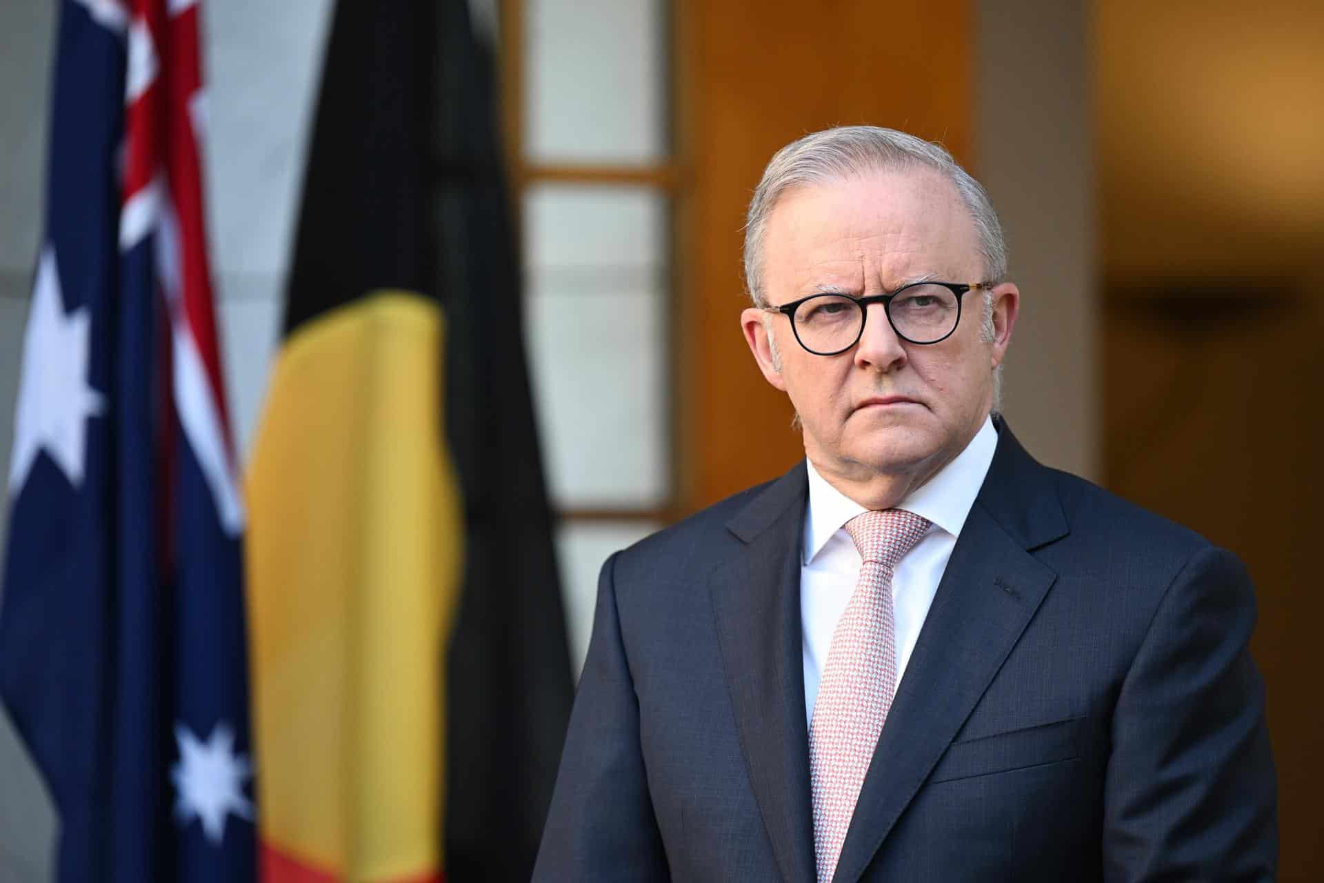 Fotografía de archivo, tomada el 12/01/2026, que muestra al primer ministro de Australia, Anthony Albanese, hablando a periodistas en Camberra. EFE/EPA/LUKAS COCH AUSTRALIA AND NEW ZEALAND OUT