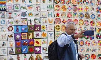 Una persona se toma una fotografía en la exposición de bordados y tejidos más grande del mundo este lunes, en el Complejo Cultural Los Pinos de la Ciudad de México (México). EFE/ Sáshenka Gutiérrez