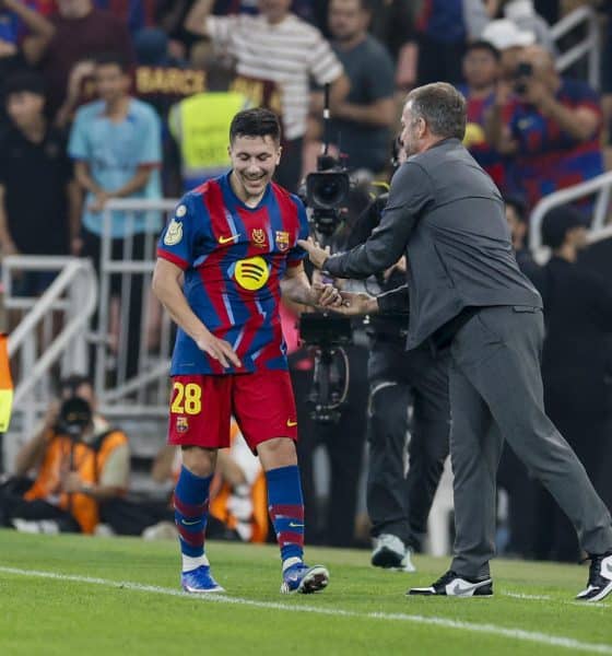 El centrocampista del Barcelona Roony Bardghji (c) celebra con Hansi Flick (d) tras marcar ante el tercer gol ante el Athletic, durante el partido de semifinales de la Supercopa de España que FC Barcelona y Athletic Club disputaron este miércoles en Yeda (Arabia Saudí). EFE/Kai Forsterling