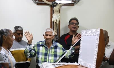 José Luis González (c) asiste al velorio de su hermana Rosa Elena González este lunes, en Catia La Mar (Venezuela). EFE/ Miguel Gutiérrez