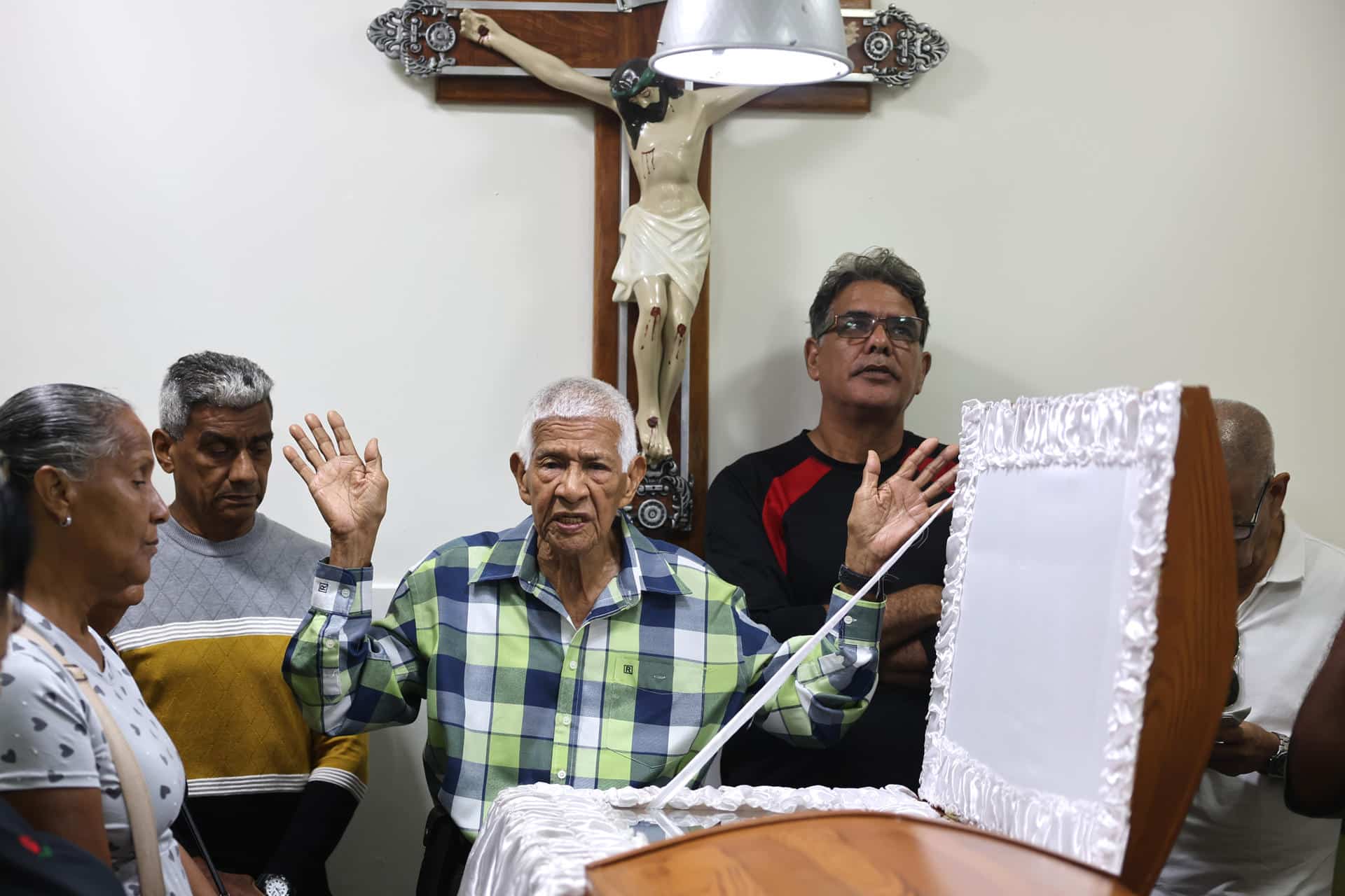 José Luis González (c) asiste al velorio de su hermana Rosa Elena González este lunes, en Catia La Mar (Venezuela). EFE/ Miguel Gutiérrez