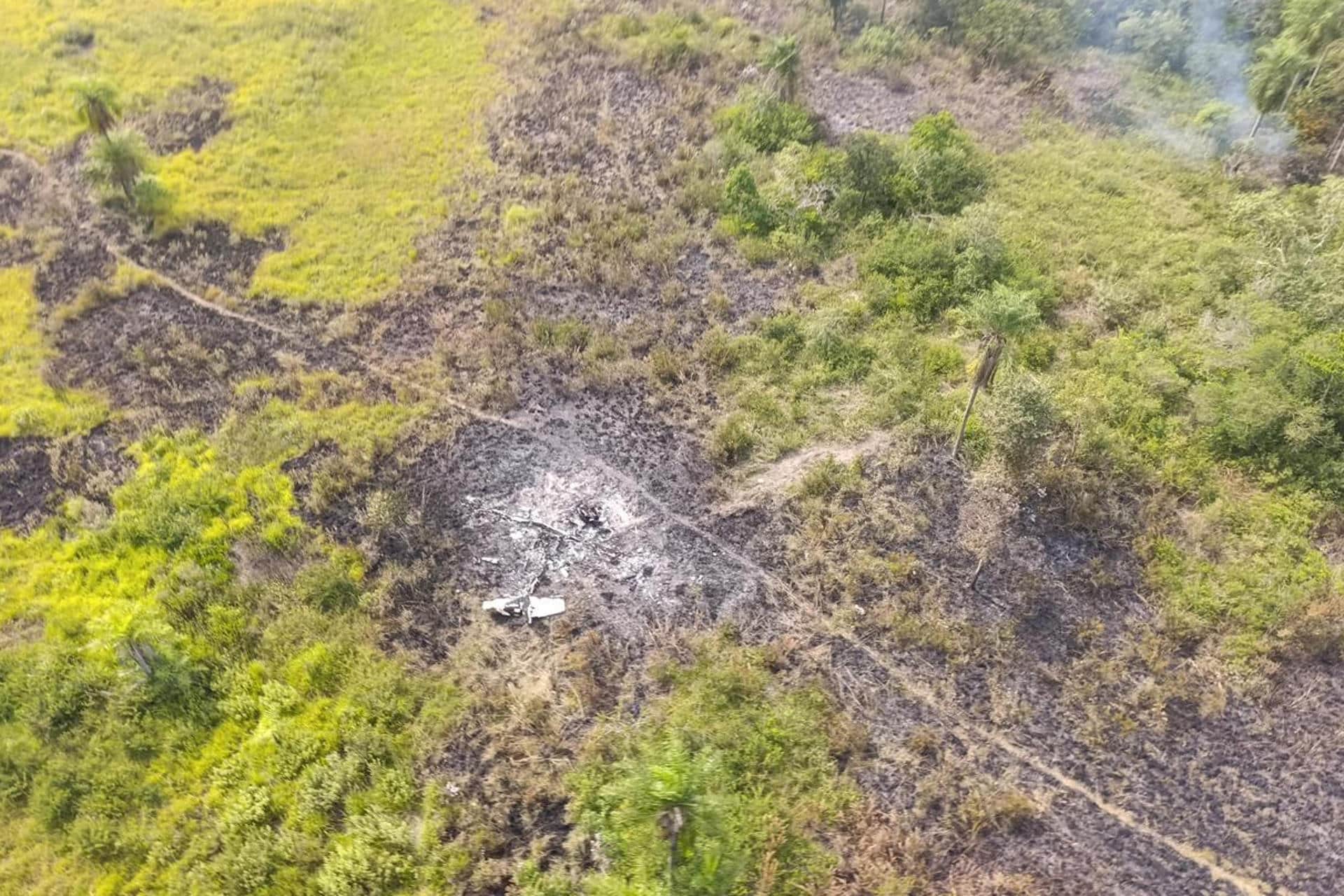 Fotografía aérea cedida por el Ministerio de Defensa de Paraguay que muestra la zona donde se encontró una avioneta incinerada este sábado, en el departamento de Concepción (Paraguay). EFE/ Ministerio de Defensa de Paraguay