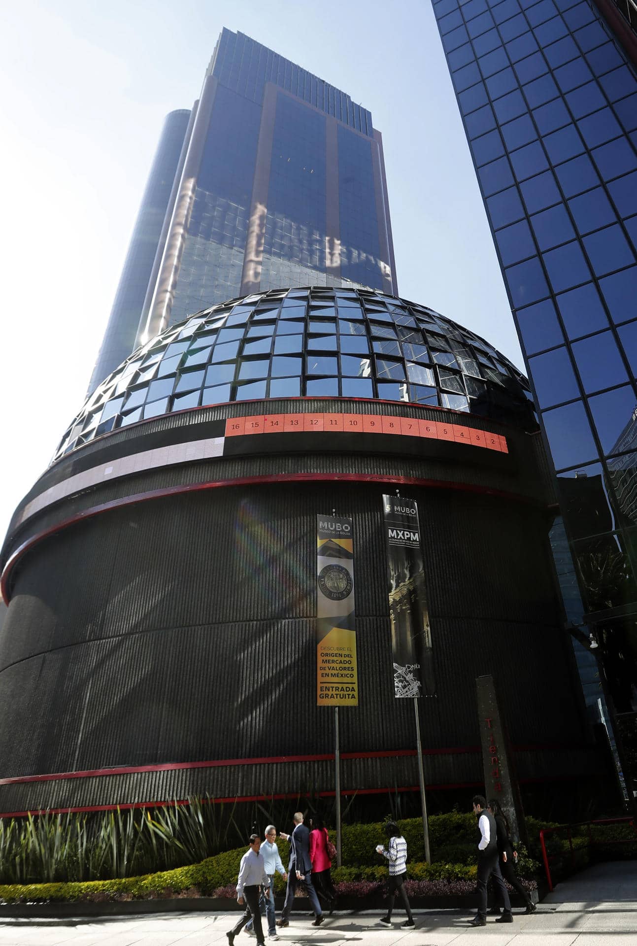 Fotografía del edificio de la Bolsa Mexicana de Valores en Ciudad de México (México). Imagen de archivo. EFE/ Mario Guzmán