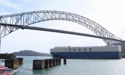 Fotografía que muestra un buque de carga saliendo de una esclusa del Canal de Panamá en Ciudad de Panamá (Panamá). EFE/ Carlos Lemos.