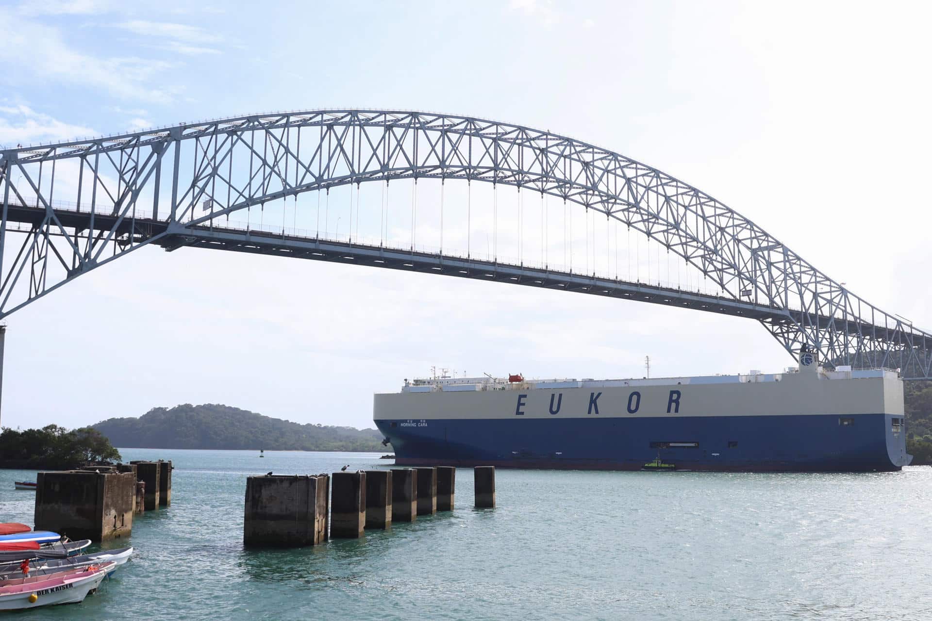 Fotografía que muestra un buque de carga saliendo de una esclusa del Canal de Panamá en Ciudad de Panamá (Panamá). EFE/ Carlos Lemos.