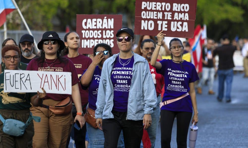 Personas participan en una manifestación en apoyo a Venezuela frente al Tribunal Federal este 3 de enero de 2025, en San Juan (Puerto Rico). EFE/ Thais Llorca