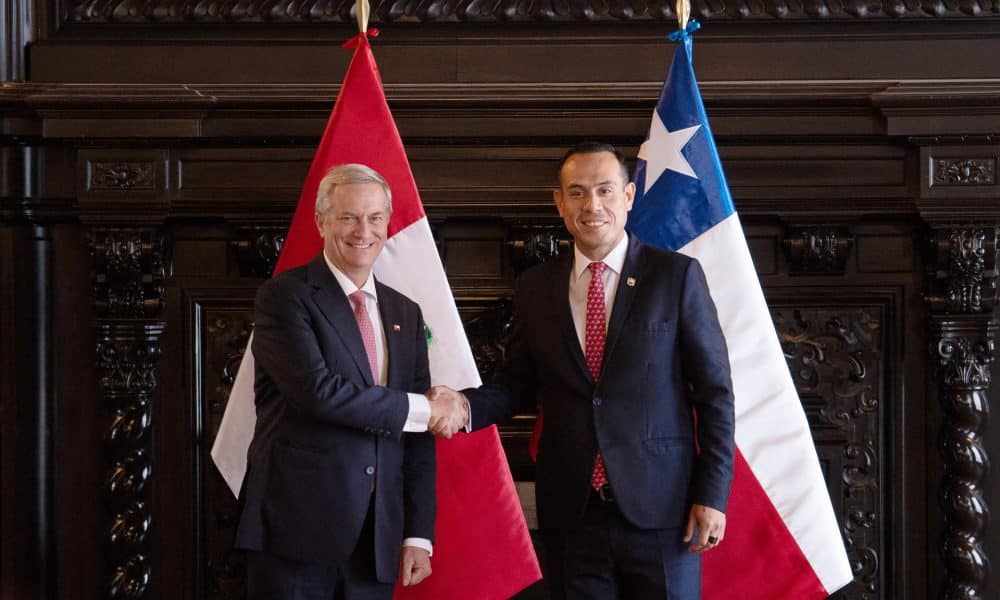 El presidente de Chile, José Antonio Kast (i), saluda al presidente de transición peruano, José Jerí este miércoles, en el salón Túpac Amaru del Palacio de Gobierno, en Lima (Perú). EFE/ John Reyes Mejia