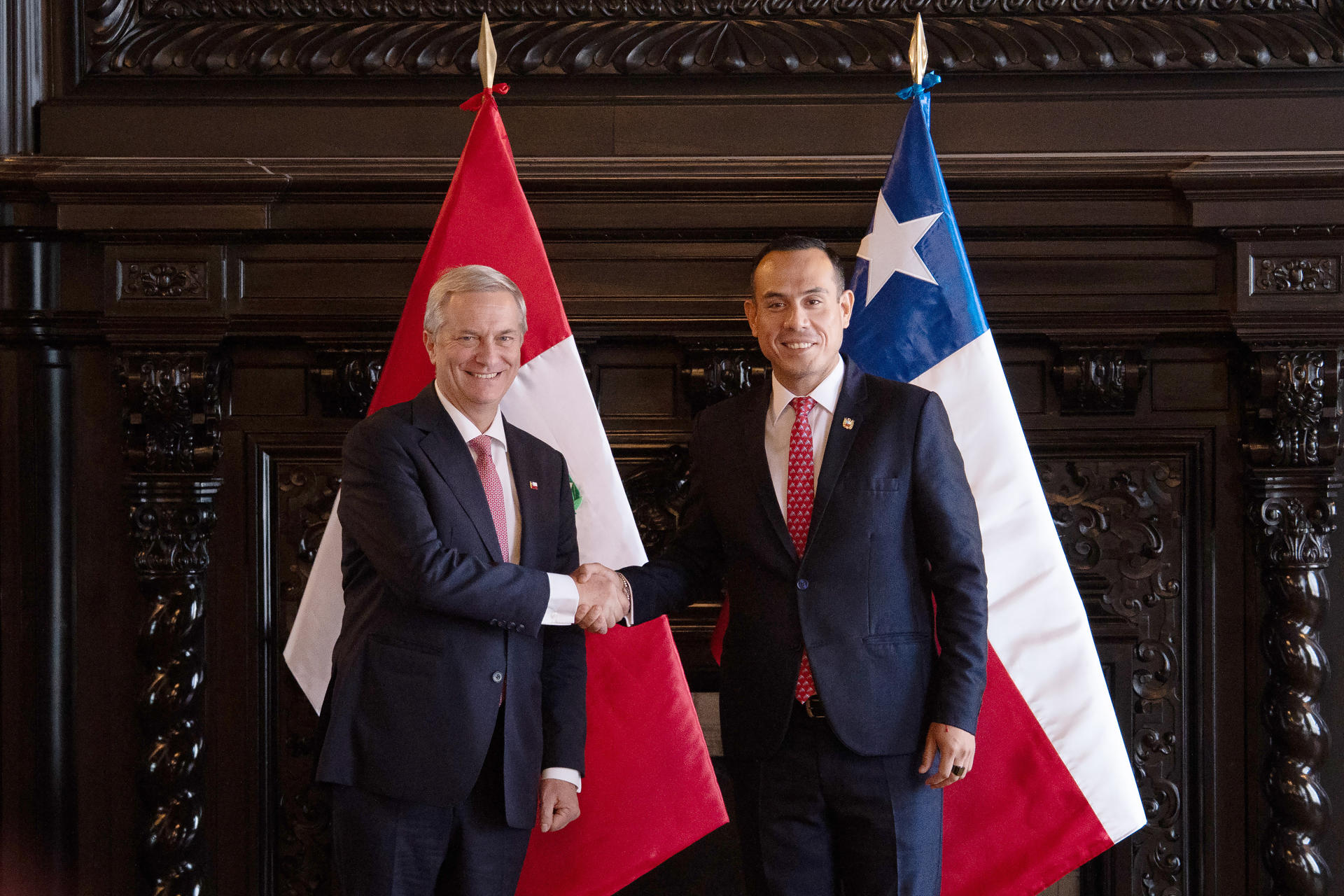 El presidente de Chile, José Antonio Kast (i), saluda al presidente de transición peruano, José Jerí este miércoles, en el salón Túpac Amaru del Palacio de Gobierno, en Lima (Perú). EFE/ John Reyes Mejia