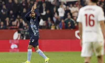 El delantero del Celta Borja Iglesias saluda a la grada tras ser sustituido durante el encuentro contra el Sevilla, en el estadio Sánchez Pizjuán. EFE / Julio Muñoz.