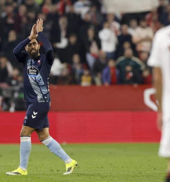 El delantero del Celta Borja Iglesias saluda a la grada tras ser sustituido durante el encuentro contra el Sevilla, en el estadio Sánchez Pizjuán. EFE / Julio Muñoz.