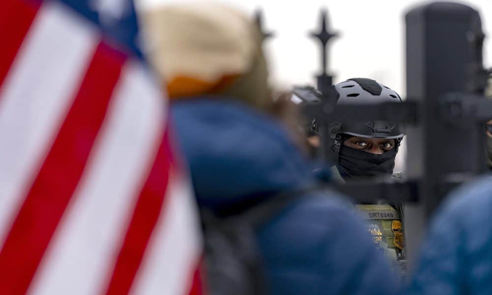 Un integrante de la Policía custodia el edificio Federal Bishop Henry este jueves, en Mineápolis (EE.UU.). EFE/ Angel Colmenares