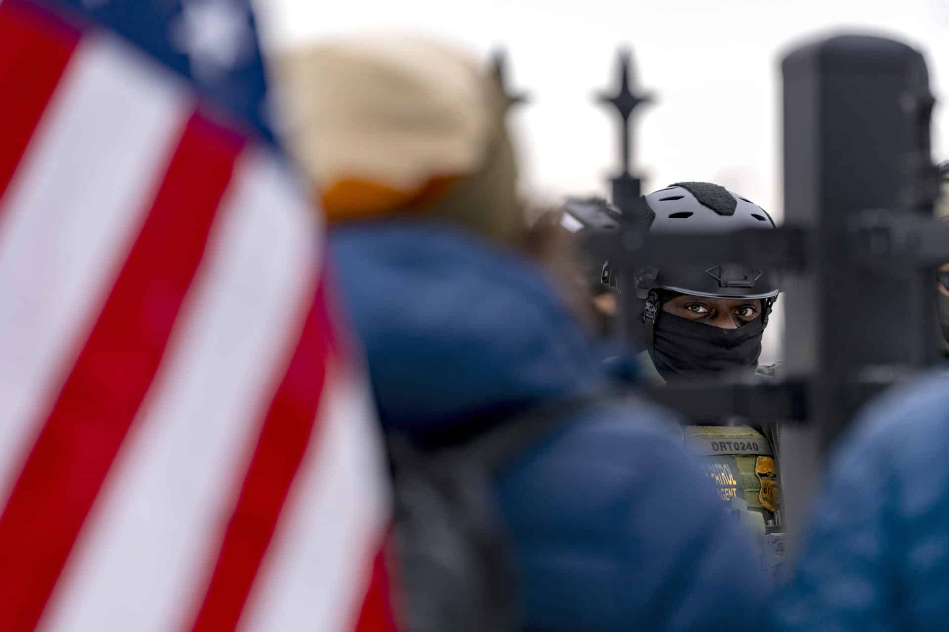 Un integrante de la Policía custodia el edificio Federal Bishop Henry este jueves, en Mineápolis (EE.UU.). EFE/ Angel Colmenares