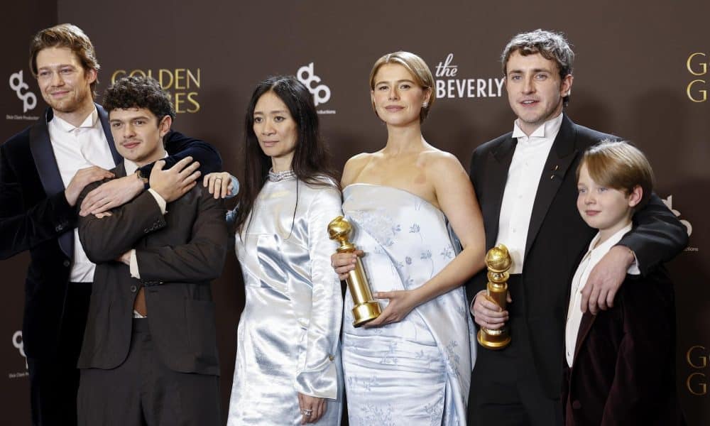 (De izquierda a derecha) Los actores británicos Joe Alwyn, Noah Jupe, la cineasta china Chloe Zhao, las actrices irlandesas Jessie Buckley, Paul Mescal, y el actor británico Jacobi Jupe posan en la sala de prensa con el premio a la mejor película dramática por 'Hamnet' durante la 83ª edición de los Globos de Oro. EFE/CHRIS TORRES