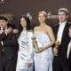 (De izquierda a derecha) Los actores británicos Joe Alwyn, Noah Jupe, la cineasta china Chloe Zhao, las actrices irlandesas Jessie Buckley, Paul Mescal, y el actor británico Jacobi Jupe posan en la sala de prensa con el premio a la mejor película dramática por 'Hamnet' durante la 83ª edición de los Globos de Oro. EFE/CHRIS TORRES
