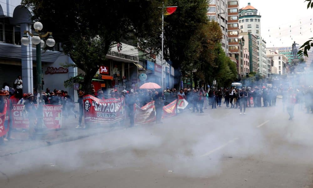 Integrantes de la Central Obrera Boliviana (COB) se manifiestan durante una protesta este martes, en La Paz (Bolivia). EFE/ Luis Gandarillas