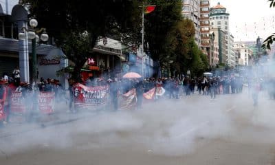 Integrantes de la Central Obrera Boliviana (COB) se manifiestan durante una protesta este martes, en La Paz (Bolivia). EFE/ Luis Gandarillas