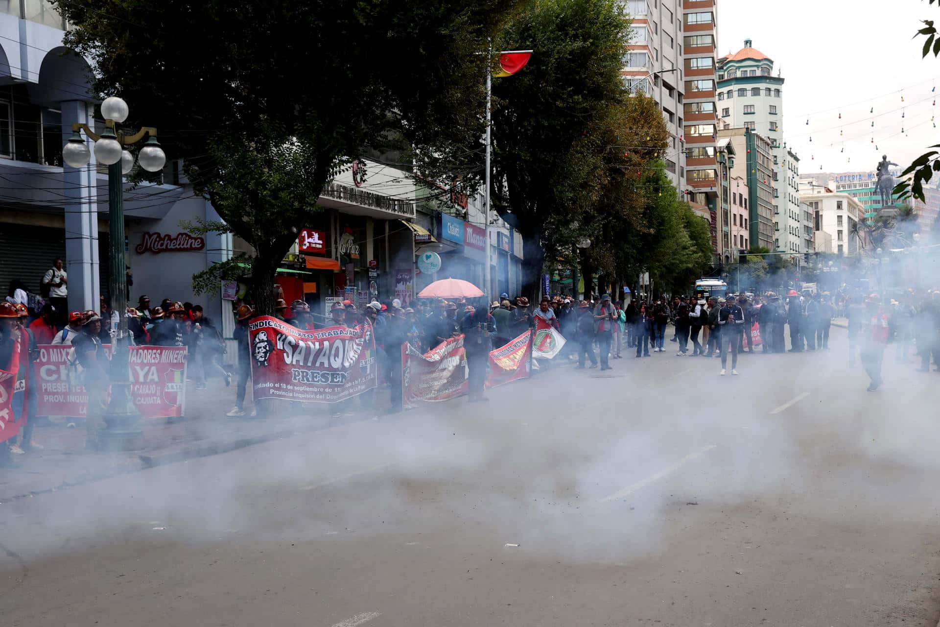Integrantes de la Central Obrera Boliviana (COB) se manifiestan durante una protesta este martes, en La Paz (Bolivia). EFE/ Luis Gandarillas