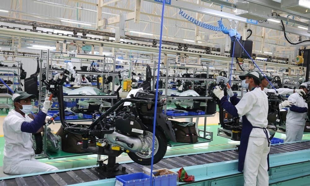 Trabajadores de la Honda Motorcycle and Scooter India Pvt. Ltd. (HMSI) ensamblan uno de sus modelos en la planta Narsapura, en Bangalore, India. EPA/JAGADEESH NV